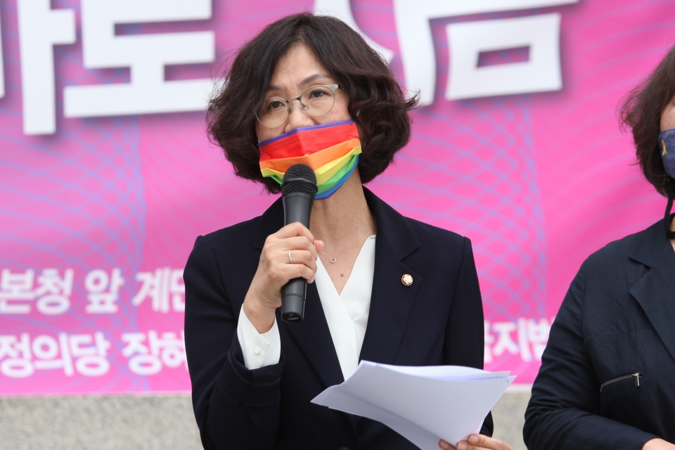 31일 서울 여의도 국회의사당 본청 앞 계단에서 차별금지법제정연대가 '평등의 약속, 차별금지법 바로 지금' 기자회견을 열고 권인숙 더불어민주당 의원은 발언을 하고 있다. ⓒ홍수형 기자