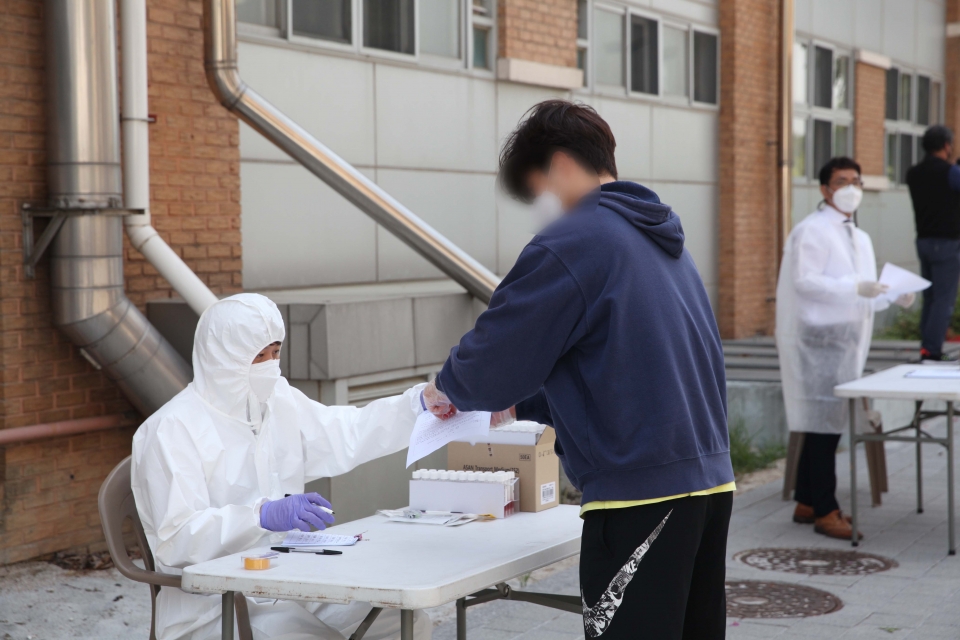3일 오후 서울 송파구 서울체육중고등학교에 설치된 코로나19 이동식 PCR검사소에서 학생 및 교직원들이 검사를 받고 있다. ⓒ홍수형 기자