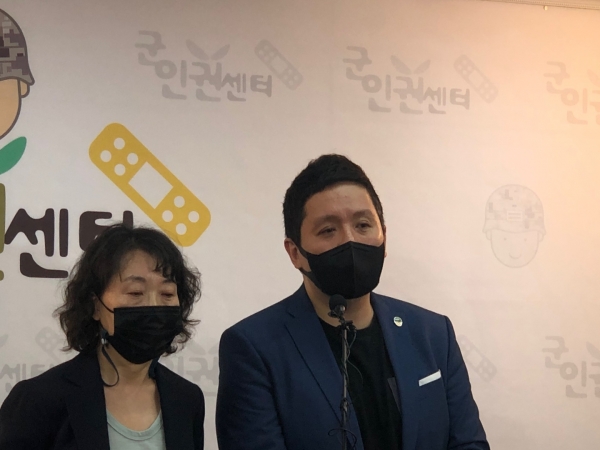 김숙경 군인권센터 부설 군성폭력상담소장과 임태훈 군인권센터 소장.