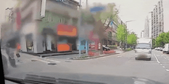 가수 김흥국(62)씨가 대낮에 서울 시내에서 신호를 위반하고 차량을 운행하다가 오토바이와 낸 접촉사고 블랙박스 영상이 공개됐다. ⓒTV조선<br>
