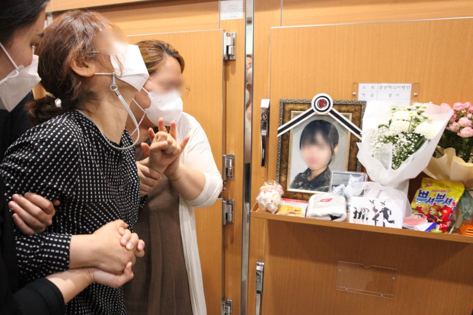4일 경기도 성남시 국군수도병원 장례식장 영안실에서 피해자 어머니가 딸의 영정사진을 보면서 울부짖고 있다. ⓒ홍수형 기자