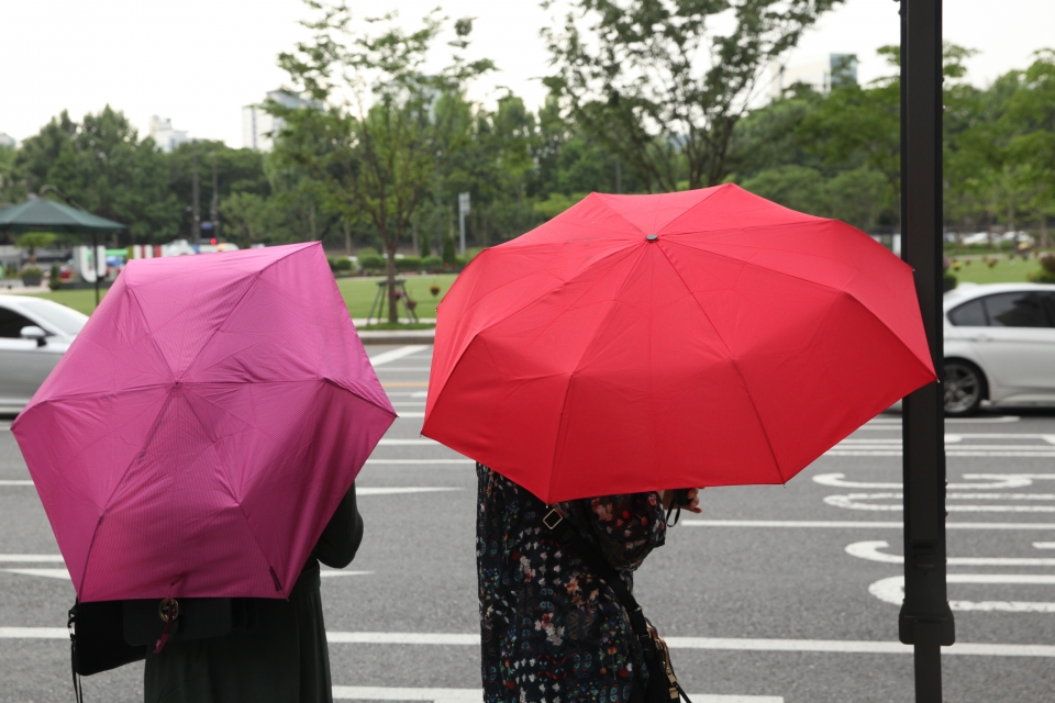 7일 서울 중구 한 거리에서 시민들은 비를 피하기 위해 우산을 쓰고 있다. ⓒ홍수형 기자