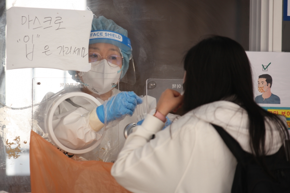 한 시민이 10일 서울 중구 서울역 앞 선별진료소에서 코로나19 검사를 받고 있다. ⓒ홍수형 기자