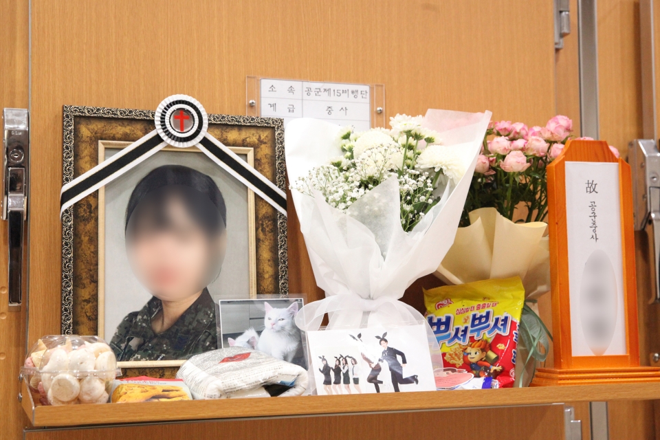4일 경기도 성남시 국군수도병원 장례식에서 이 모 공군 여성 부사관이 안치된 영안실을 유가족들은 영정사진을 어루만지고 있다. ⓒ홍수형 기자