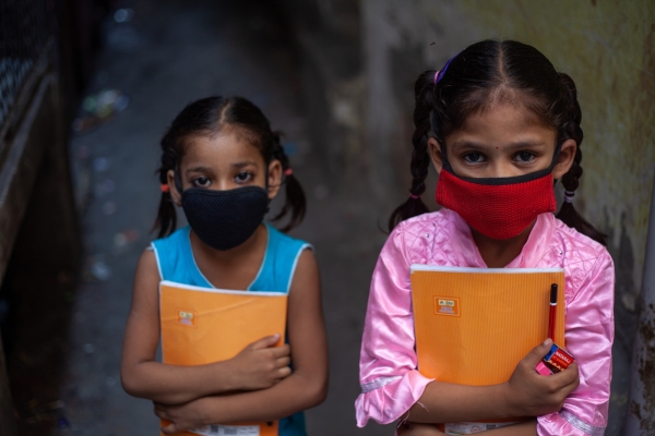 유네스코, 말랄라 펀드 등에 따르면 코로나19 대유행으로 인한 학교 폐쇄, 봉쇄 조처 등으로 인해 학교에 못 가는 소녀들은 최소 1100만~2000만 명에 달한다. 사진은 월드비전 구호활동가들이 인도에서 학교에 가지 못하는 아이들을 위해 마을마다 교육을 진행하는 모습.  ⓒ월드비전
