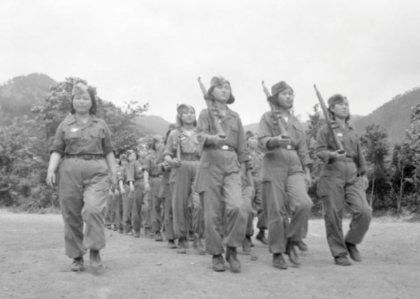 6.25 전쟁 당시 모집된 여성 의용군 대원들이 사격 훈련을 받고 있다. 이들은 모두 자발적으로 입대했고 전쟁에 참전했다. ⓒ국가기록원