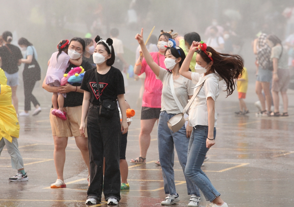 무더위 여름 날씨가 이어진 22일 경기도 용인시 에버랜드를 찾은 시민들은 '슈팅 워터 펀' 공연을 즐기고 있다. ⓒ홍수형 기자