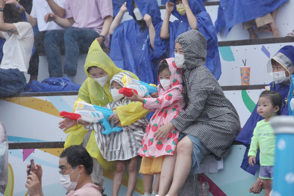 무더위 여름 날씨가 이어진 22일 경기도 용인시 에버랜드를 찾은 시민들은 '슈팅 워터 펀' 공연을 즐기고 있다. ⓒ홍수형 기자