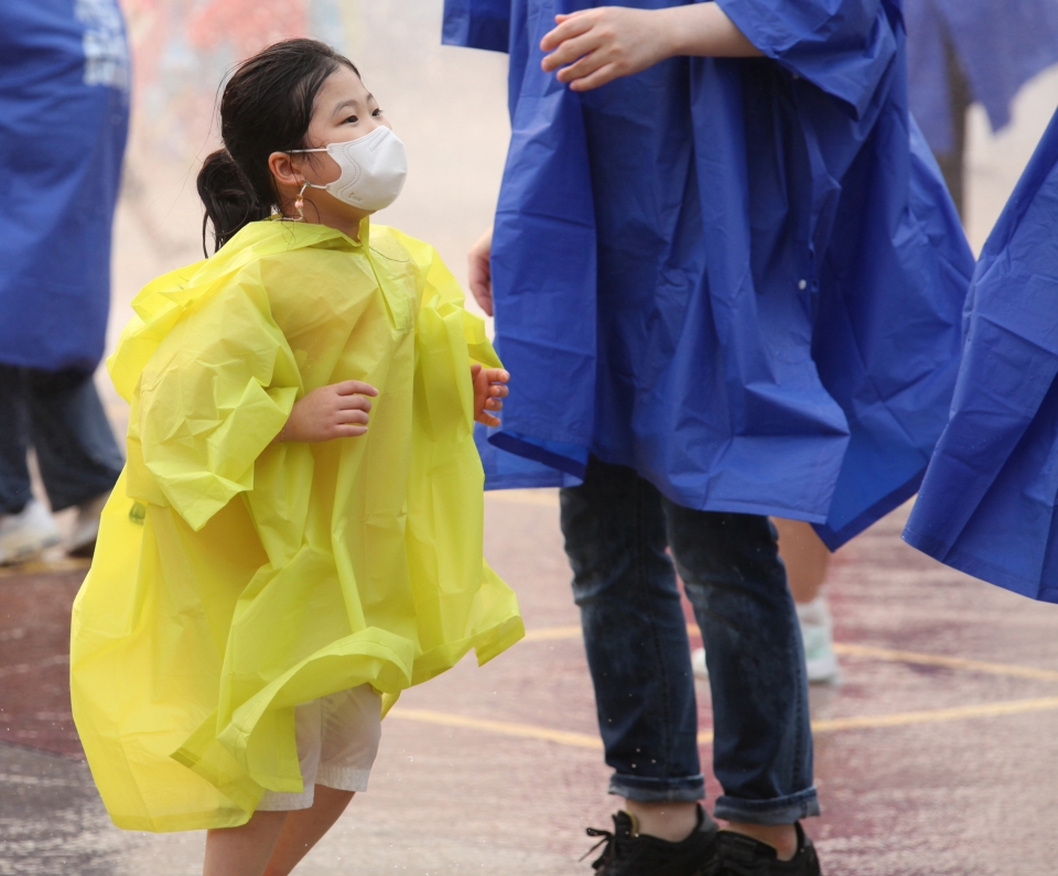 무더위 여름 날씨가 이어진 22일 경기도 용인시 에버랜드를 가족과 찾은 한 아이는 '슈팅 워터 펀' 공연을 즐기고 있다. ⓒ홍수형 기자