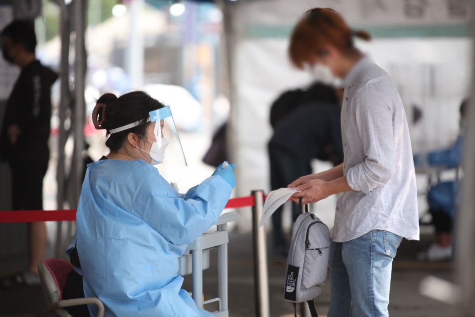 25일 서울 중구 서울역 앞 선별진료소에서 의료진은 시민의 코로나19 검사 안내를 하고 있다. ⓒ홍수형 기자