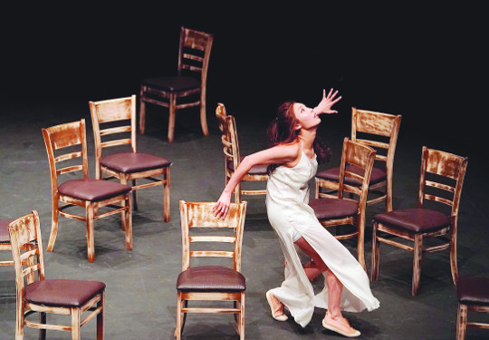 한국문화예술위원회 창작산실 선정작인 극단 물결의 ‘의자 고치는 여인’의 한 장면.  ⓒ한국문화예술위원회