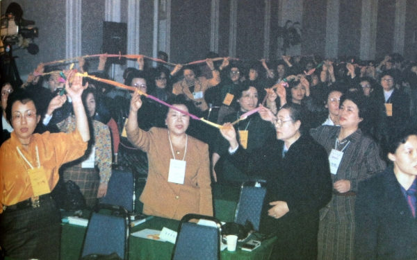1991년 11월 열린 아세아여성 서울토론회 ‘평화통일 댕기’ 퍼포먼스 ⓒ여성신문