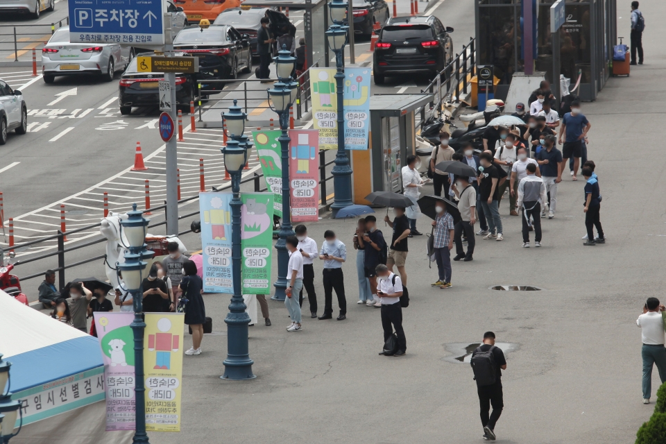 12일 서울 중구 서울역 선별진료소에 시민들은 코로나19 검사 받기 위해 긴줄을 서 있다. ⓒ홍수형 기자