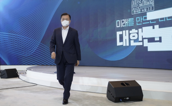 문재인 대통령이 14일 청와대 영빈관에서 열린 ‘한국판 뉴딜 2.0 미래를 만드는 나라 대한민국’에서 기조연설을 마친 후 단상을 내려오고 있다.  ⓒ청와대