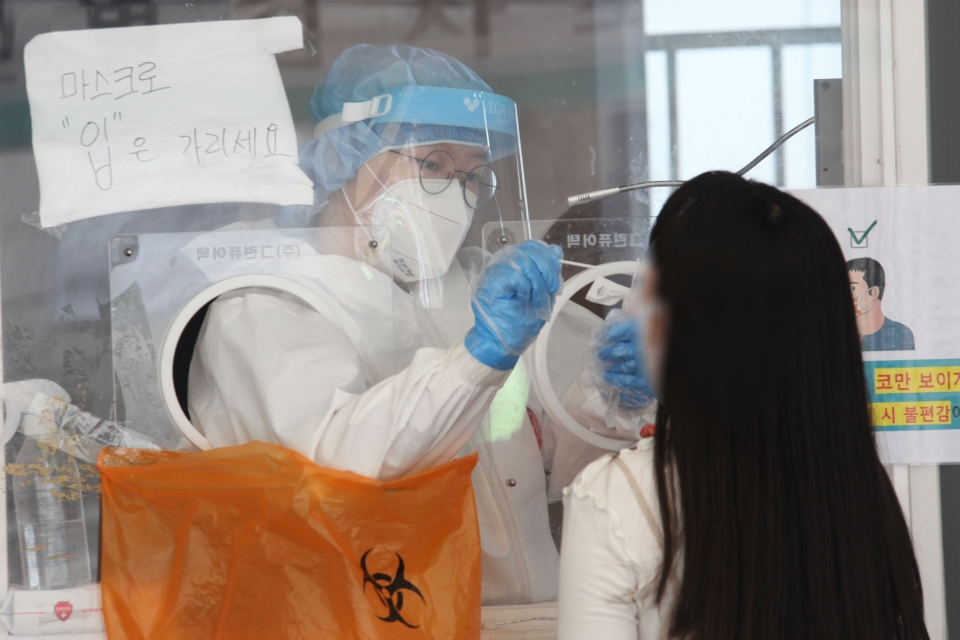 8일 서울 중구 서울역 선별진료소에서 한 시민은 코로나19 검사를 받고 있다. ⓒ홍수형 기자