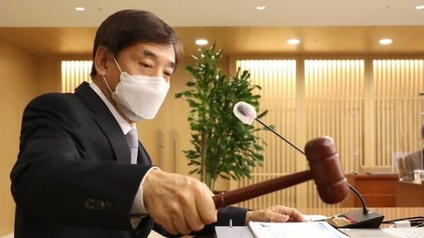 이주열 한국은행 총재가 한국은행에서 열린 금융통화위원회 본회의에서 의사봉을 두드리고 있다. ⓒ한국은행