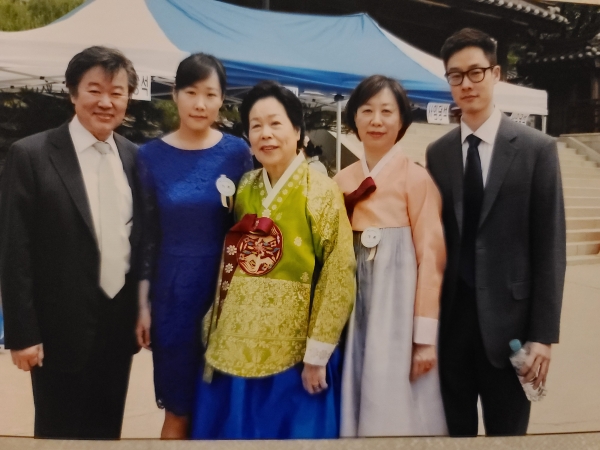 조효경 ㈜승효 대표이사와 어머니. 본인제공