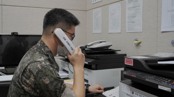 남북 통신 연락선이 복원된 27일 군 장병이 서해지구 군 통신선 시험통신을 하고 있다. ⓒ국방부