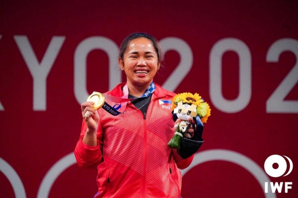 필리핀의 히딜린 디아즈 선수는 도쿄올림픽 여자 역도 55kg급 1위에 올라 자국에 올림픽 첫 금메달을 선사했다. ⓒ국제역도연맹(IWF)