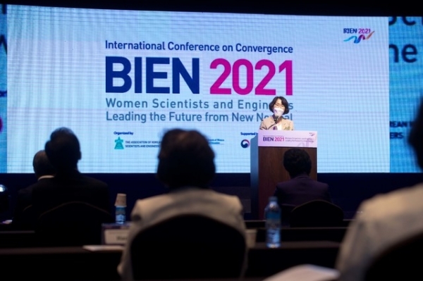 임혜숙 과학기술정보통신부 장관이 18일 대전시 유성구 ICC호텔에서 열린 '국제여성과학기술인대회 BIEN 2021 개회식' 에 참석해 축사를 하고 있다. ⓒ과학기술정보통신부