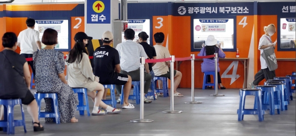 18일 광주 북구 코로나19 선별진료소에서 시민들이 문진표 작성 뒤 검체 채취를 기다리고 있다. (사진 = 광주 북구 제공)