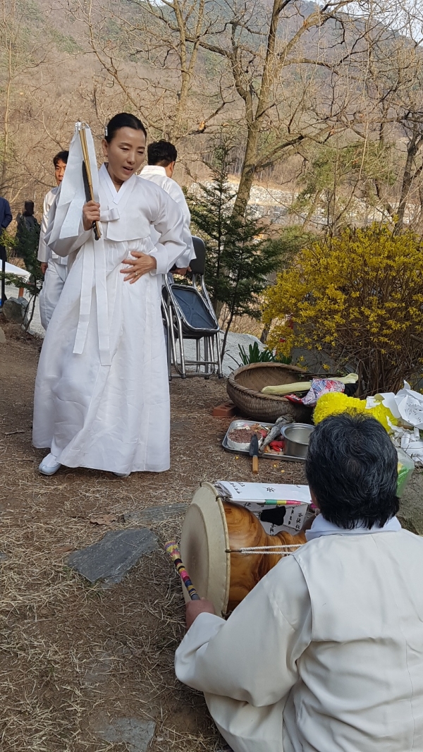 김금화만신을 위한 진오기굿에서 신딸이 아기를 낳다 죽은 하탈귀를 놀고 있다.  ©황루시