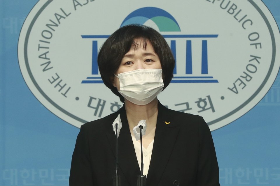 이정미 정의당 전 대표가 23일 서울 여의도 국회 소통관에서 대선 출마 가지회견을 하고 있다. (공동취재사진)