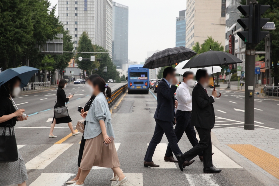 제12호 태풍 '오마이스'가 상륙할 것으로 예상되는 23일 서울 서대문구 한  거리에서 시민들이 비를 피하기 위해 발걸음을 옮기고 있다. ⓒ홍수형 기자