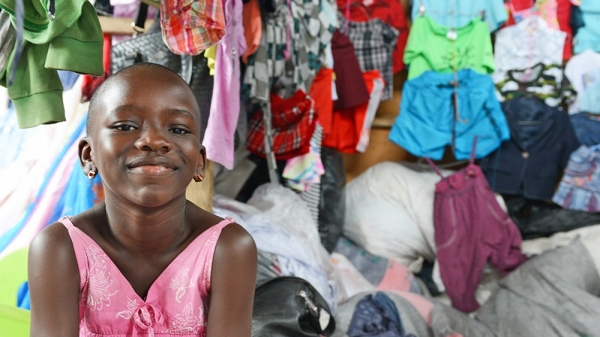 가나 수도 아크라에 있는 칸타만토 시장에는 방학 동안 중고 의류 판매 사업을 배우기 위해 부모와 동행하는 아이들로 가득하다. ⓒThe OR Foundation