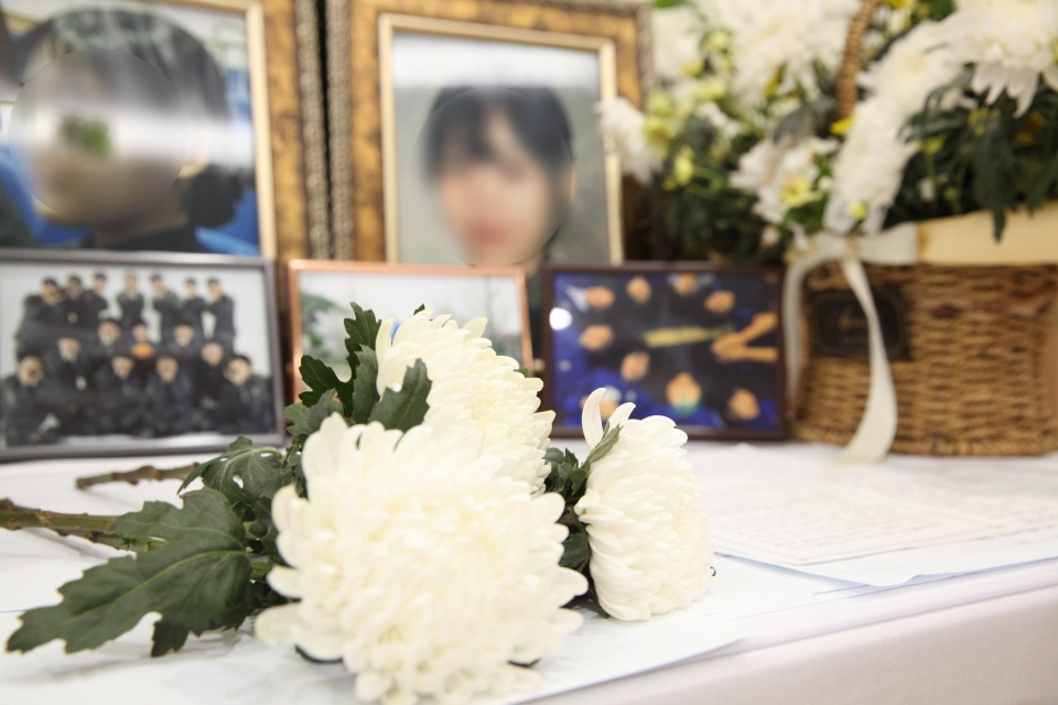 공군 부사관 이모 중사의 아버지가 7월26일 경기 성남시 국군수도병원 장례식장에 마련된 추모소에서 여성신문과 인터뷰하고 있다.  ⓒ홍수형 기자