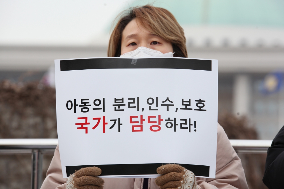 11일 오후 서울 여의도 국회의사당 정문 앞에서 신현영 더불어민주당 의원과 아동인권단체 외 38 단체가 '아동의 죽음, 보건복지부장관과 경찰청장에게 묻는다' 기자회견을 열었다. ⓒ홍수형 기자