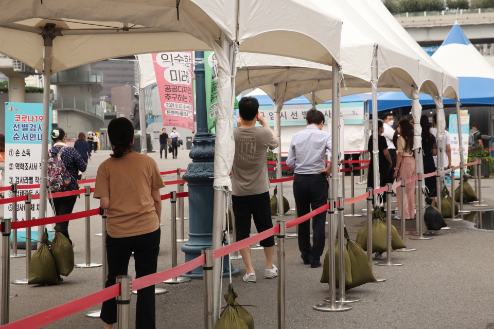 6일 오후 서울 중구 서울역 선별진료소 앞에서 시민들이 코로나19 검사를 받기 위해 줄 서 있다. ⓒ홍수형 기자