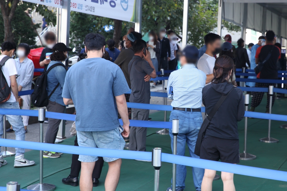 추석 연휴 이후 첫날인 23일 서울 동대문구 선별진료소에서 시민들은 코로나19 검사를 받기 위해 긴줄을 대기 하고 있다. ⓒ홍수형 기자