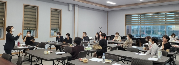 한국여성의정 대구정치학교 전문과정에서 참석자들이 팀을 나누어 토론하고 있다. ⓒ권은주 기자