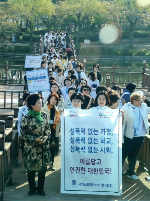 2015년 4월 22일 제42차 한국협회 총회에서 열린 성폭력방지캠페인 모습. ⓒ국제소롭티미스트 한국협회