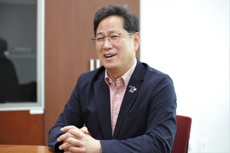 25일 오전 서울 여의도 국회의사당에서 박수영 의원은 "권력형에 해당하는 성범죄는 가중 처벌을 해야한다"며 질문에 답하고 있다. ⓒ홍수형 기자