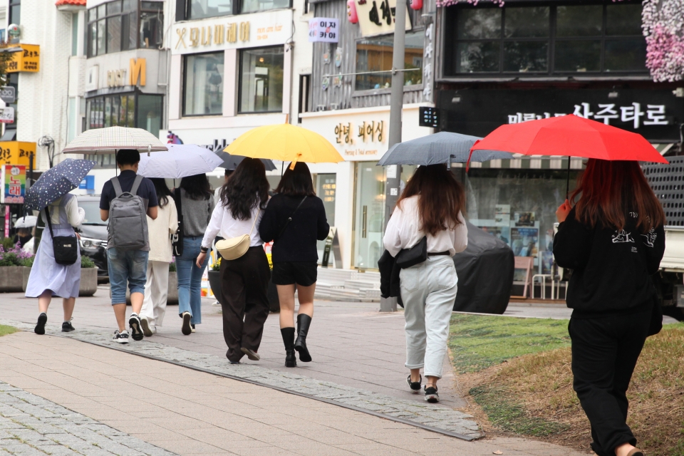 7일 서울 마포구 홍대입구역 인근 시민들은 비를 피하기 위해 발걸음을 옮기고 있다. ⓒ홍수형 기자