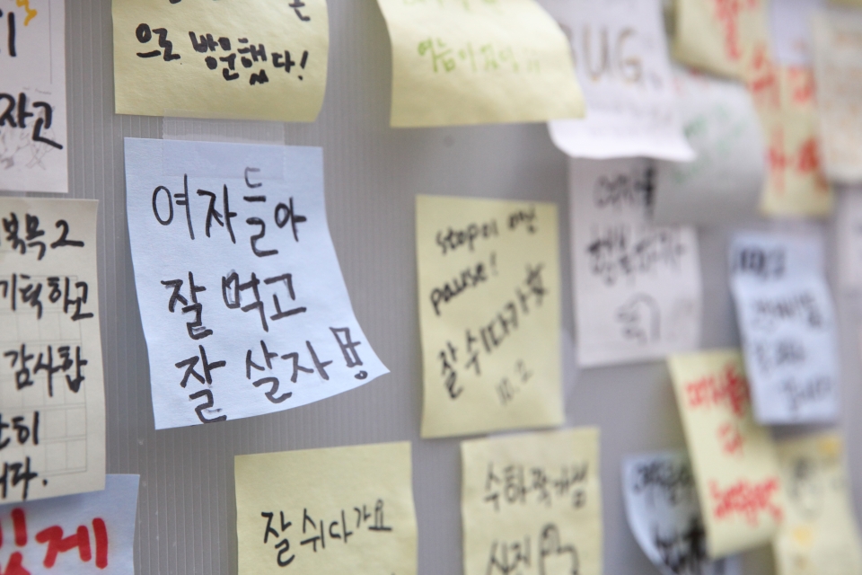 12일 서울 종로구 갤러리291에서 사일런트메가폰이 주최한 '쉬다가여전' 전시회를 관객들이 관람하고 있다. ⓒ홍수형 기자