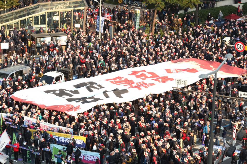 10·20 민주노총이 20일 서울 서대문구 서대문역 사거리에서 기습 시위를 열었다. ⓒ홍수형 기자