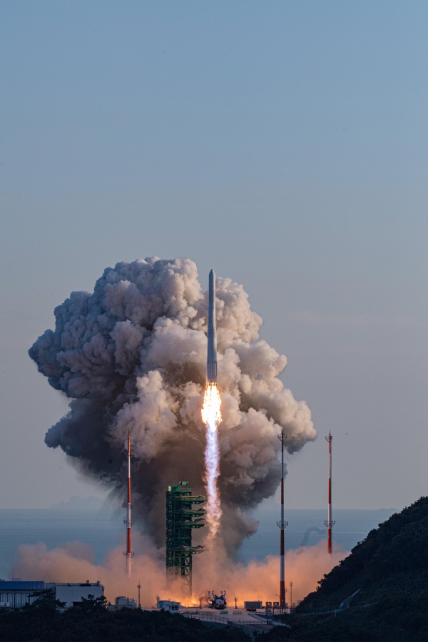 첫 한국형 발사체 누리호가 21일 오후 5시 고흥 나로우주센터에서 발사됐다. 정상궤도 집입에는 성공했으나 위성더미를 궤도에 안착시키는데는 실패했다. ⓒ고흥=사진공동취재단