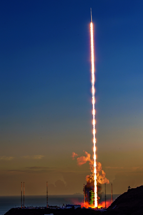 21일 전남 고흥군 나로우주센터 제2발사대에서 발사된 한국형 발사체 누리호(KSLV-ll)가 불꽃을 뿜으며 우주를 향해 비행하고 있다. ⓒ사진공동취재단