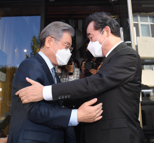 더불어민주당 이재명 대선 후보, 이낙연 전 대표가 24일 서울 종로구 한 찻집에서 만나 포옹하고 있다. ⓒ국회사진기자단