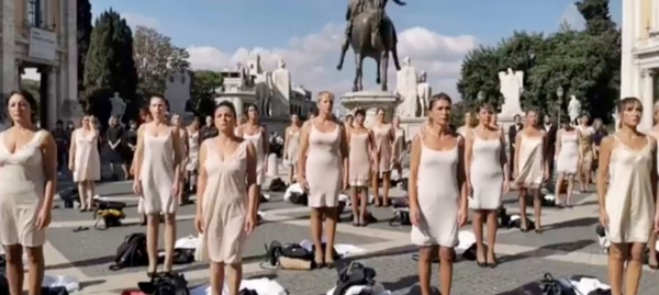 이탈리아 국적 이타(ITA) 항공 승무원들이 23일(현지시각) 로마 시내에서 임금삭감 등에 항의해 속옷 시위를 벌였다. ⓒCNN 홈페이지 갈무리