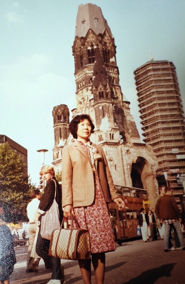 첫 유럽 여행에서  찍은 엄마의 기념사진. ⓒ유인경
