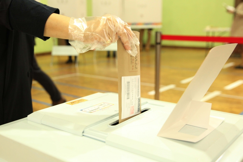 4·7 재보궐선거 사전 투표 첫날인 2일 서울 종로구 종로1·2·3·4가동 사전투표소에서 유권자들이 투표함에 투표용지를 넣고 있다. ⓒ홍수형 기자