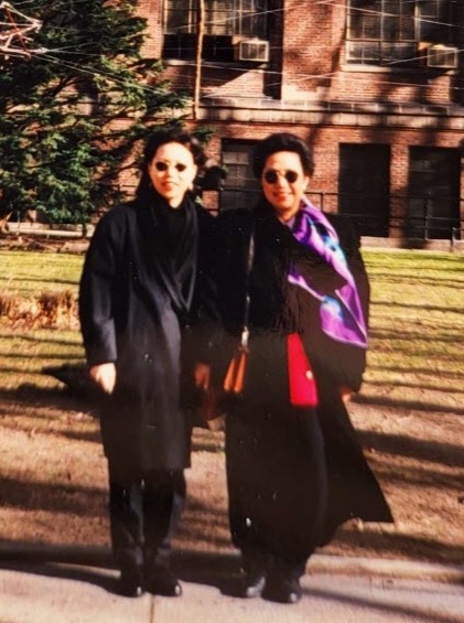 1992년 뉴욕 프랫인스티튜트 대학원 유학시절 엄마와 함께. ⓒ정은미