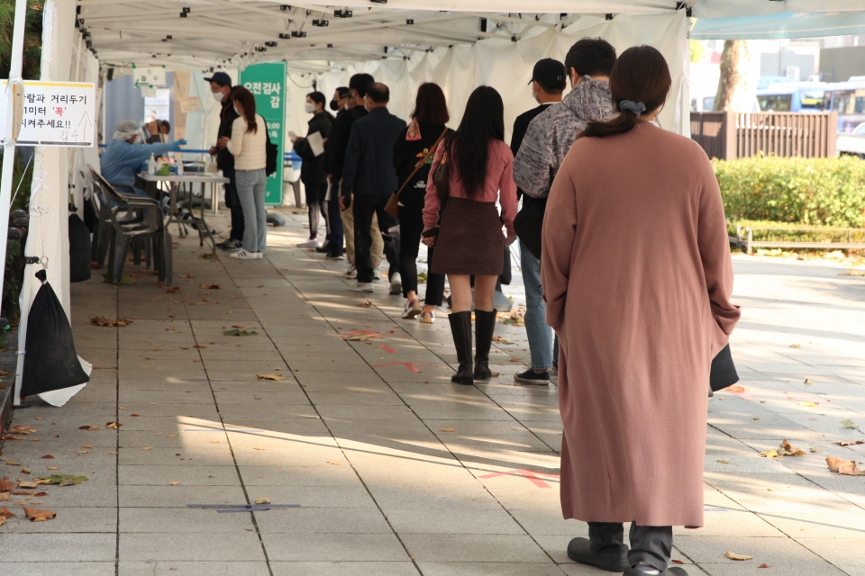 위드코로나 시행 첫날인 1일 서울 종로구에 위치한 한 선별진료소에는 시민들이 코로나19 검사 받기 위해 줄을 서 있다. ⓒ홍수형 기자