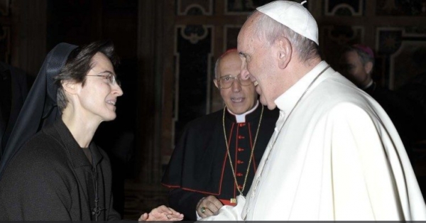 프란치스코 교황과 행정부 사무총장에 임명된 라파엘라 페트리니 수녀 ⓒ바티칸뉴스 홈페이지