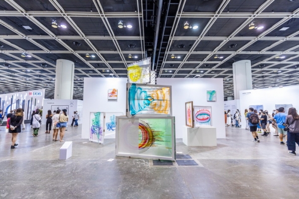 박윤경 작가가 참여한 ‘2020 홍콩 아트센트럴’. 박 작가는 ‘2021 아트제주(Art Jeju)’에서 제주어를 모티브로 제작한 장소 특정적(site-specific) 설치 작품을 최초로 공개한다. ⓒ(사)섬아트제주