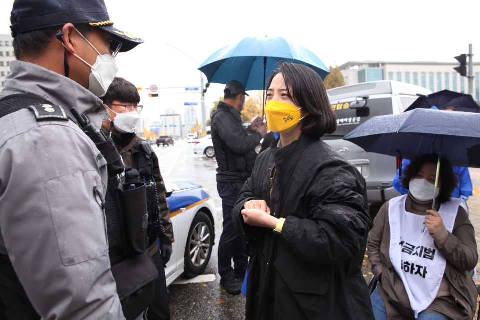 차별금지법제정연대가 8일 서울 여의도 국회의사당 앞에서 '차별금지법 연내 재정 쟁취 농성 돌입 기자회견'을 개최했다. ⓒ홍수형 기자